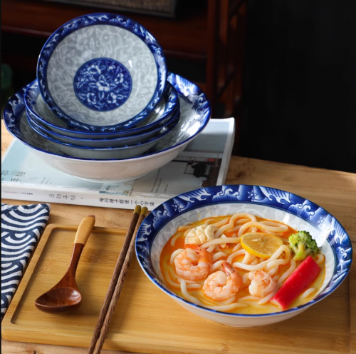 Велика японська миска для рамену, керамічний посуд, синьо-біла порцелянова миска з бамбуковою капелюхом діаметр 6" (14.5 см)